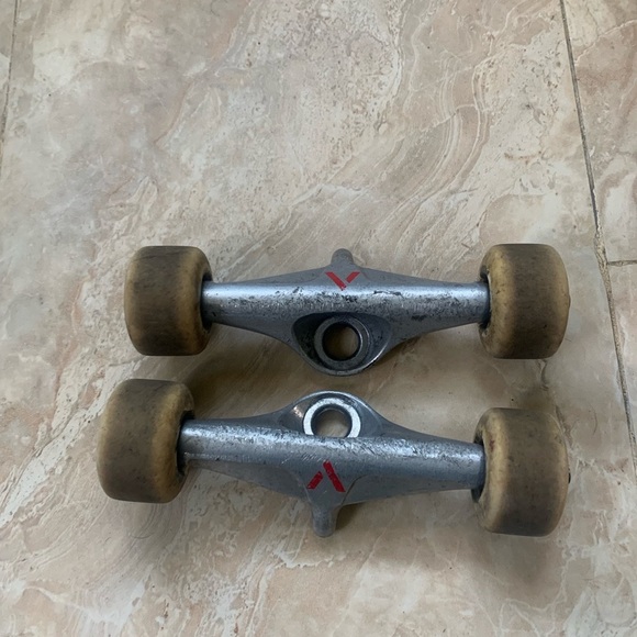 Venture Skate Board Trucks Wheels Bearings - Picture 1 of 6